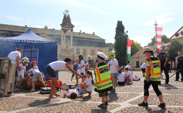 Hőst faragtak a gyerekekből