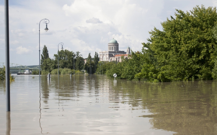 Jön az árvíz Esztergomba – a héten tetőzik a Duna
