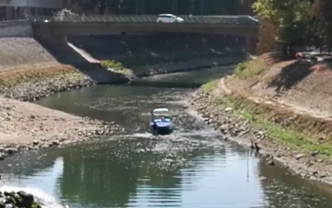 Olyan kicsi a Kis-Duna, hogy elakadt egy motorcsónak - VIDEÓ