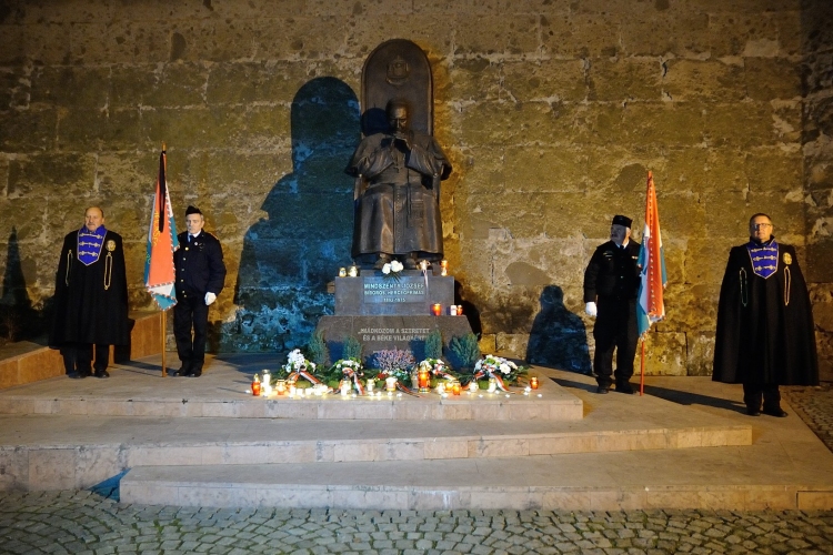 A kommunizmus áldozataira emlékezett Esztergom