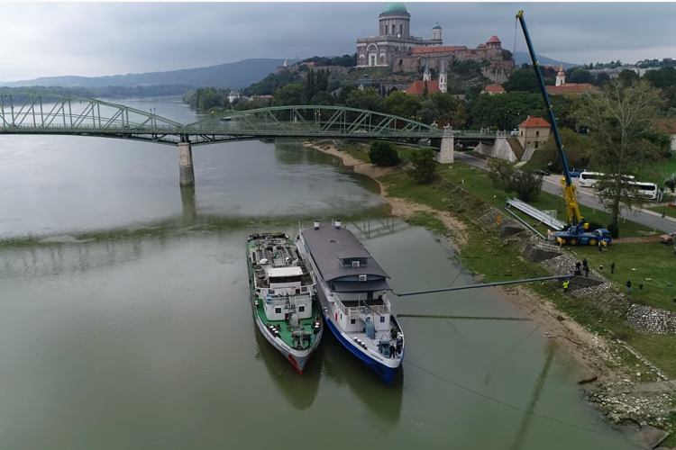 Hazaérkezett Esztergom állóhajója – LÉGI VIDEÓ