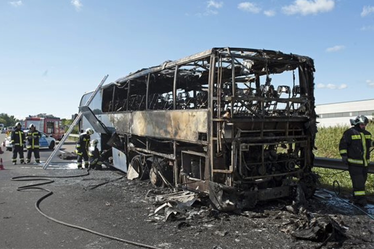 Befejezték az M1-esen kigyulladt busz oltását, megindult a forgalom