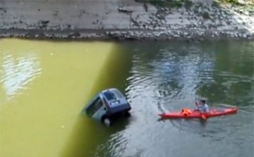 Az esztergomi Kis-Dunába esett egy autó - VIDEÓ