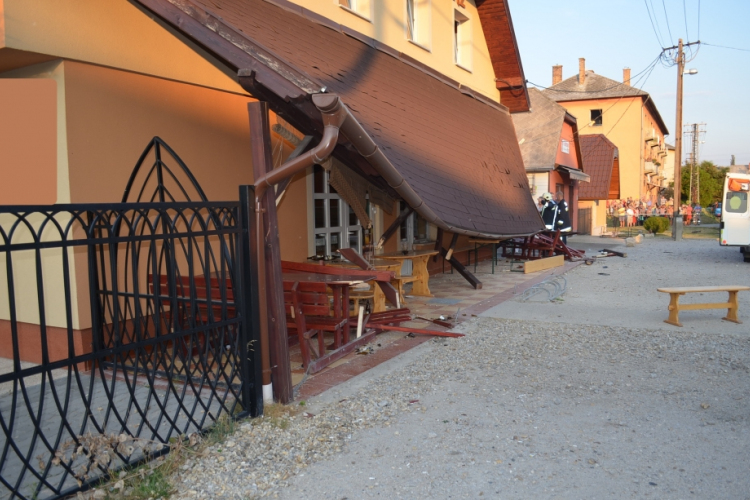 Kocsmába hajtott autós - Fotók a lábatlani balesetről