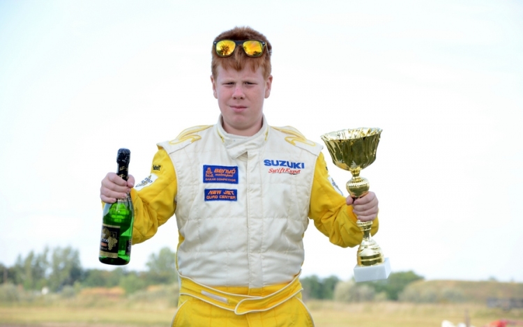 A célhoz göröngyös út vezetett | Interjú, a tizenkét éves Benyó Máté autóversenyzővel.