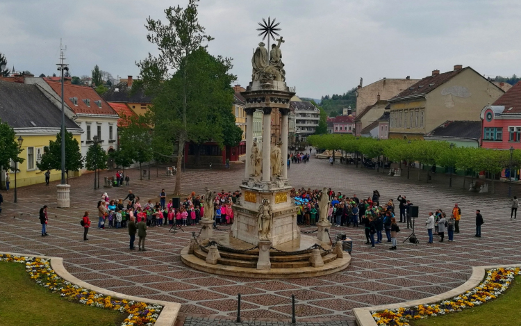 Közös éneklés a Föld Napján a főtéren - FOTÓK