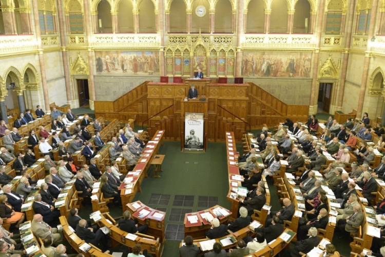 Hétfőn kerül az Országgyűlés elé az alaptörvény-módosítás