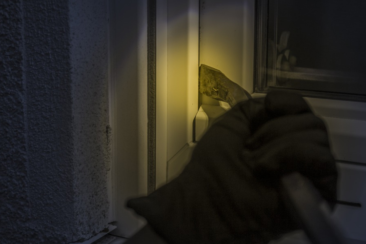 Ékszereket, csokit és pénzt is lopott a sorozatbetörő