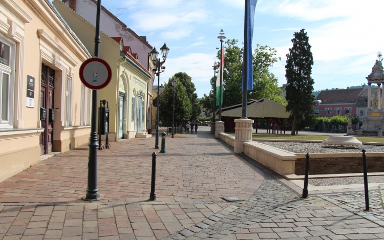 Változik a behajtás rendje a Széchenyi téren