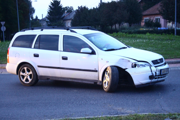 Kitört egy autó kereke Esztergomban – körforgalomban vesztegelt – FOTÓK