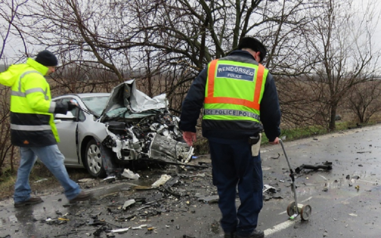 Újabb halálos baleset a térségben - három autó ütközött, sok a sérült