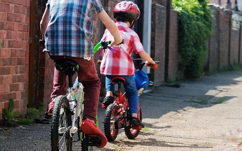 Beszorult egy 5 éves kisfiú lába a biciklijébe – Elkezdődött a nyári balesetek szezonja