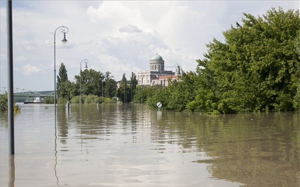 Csökken az árvíz Esztergomnál