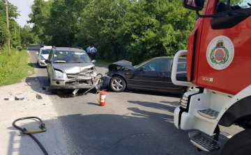 Két autó ütközött Tokodon – Sérült is van!