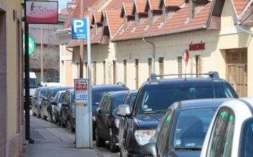 Esztergomban már hetek óta, de hétfőtől az egész országban ingyenes a parkolás