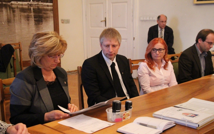 Formálisan átadva a polgármesteri szék Esztergomban
