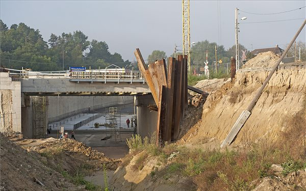 Földomlás Pilisvörösváron – már a teherkocsik is használhatják a 10-es főút ideiglenes szakaszát