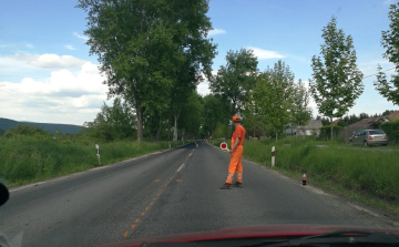 Félpályás útlezárás a 11-es úton Esztergomnál