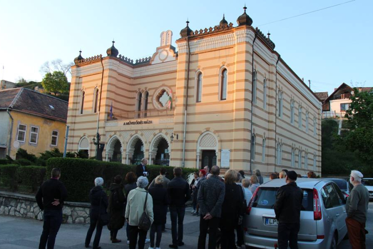 Emléksétával tisztelgett Esztergom a holokauszt áldozatai előtt