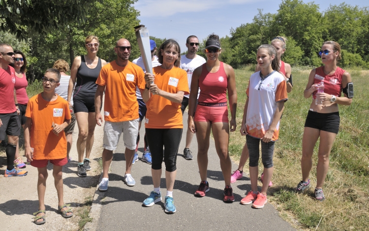 Olimpiai lángfutás Esztergomban - világeseményhez csatlakoztak a helyiek - VIDEÓVAL