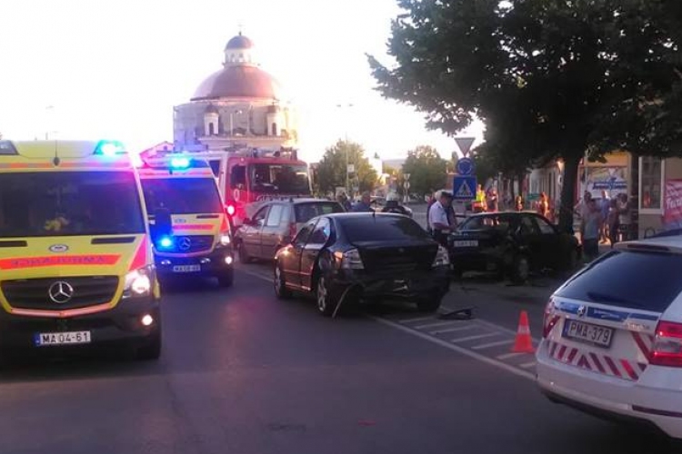 Három autó ütközött a Kossuth utcán - FOTÓK