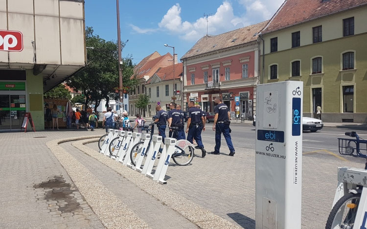 Készenlétis rendőrcsapat járta a belvárost a hajléktalanok miatt