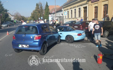 Többen ütköztek a Kossuth utcán, egy motoros megsérült