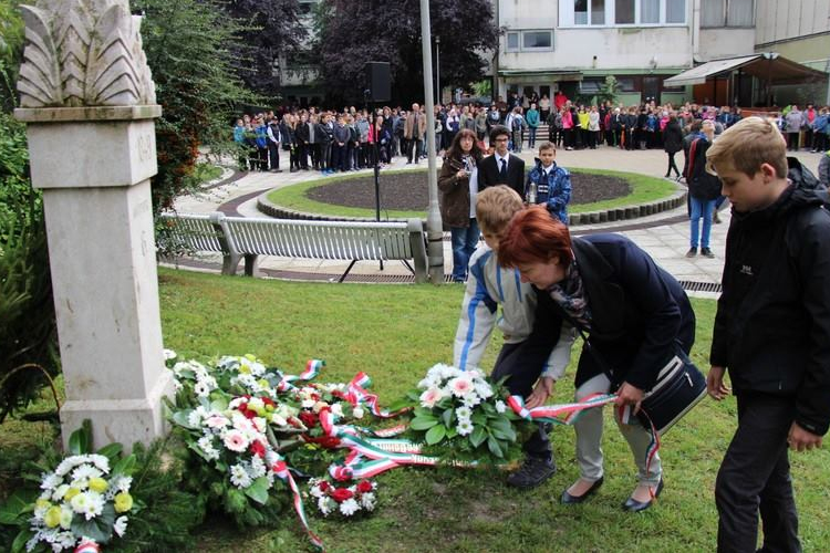 A magyar föld alól a vértanúk szent lelke földalol