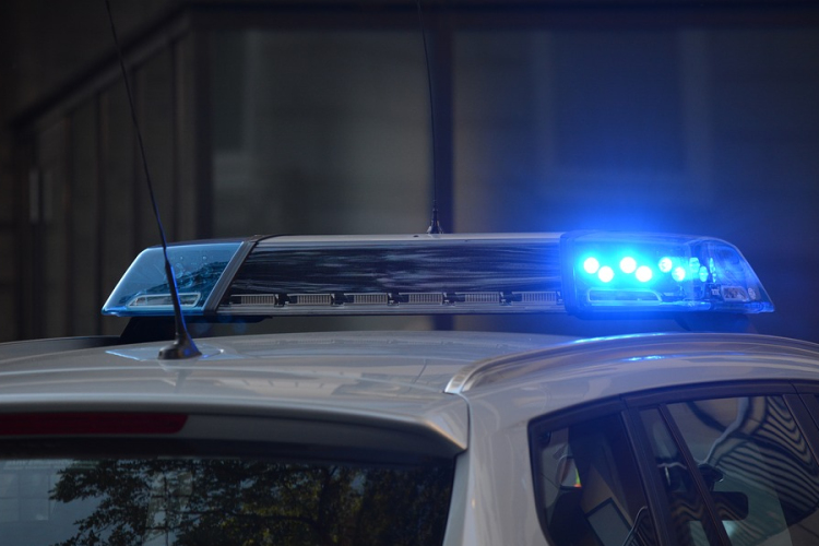 Bedrogozva lopott rendőrautót