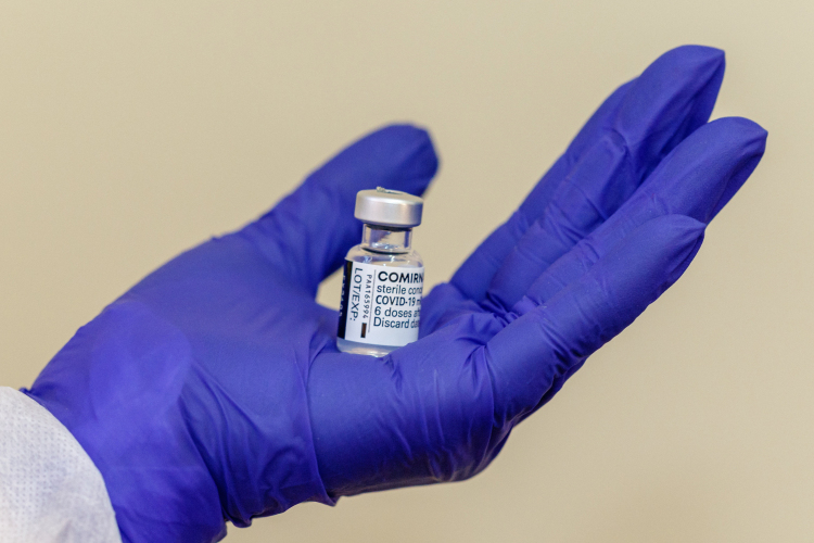 Újabb nagy Pfizer-BioNTech-vakcinaszállítmány érkezett Magyarországra