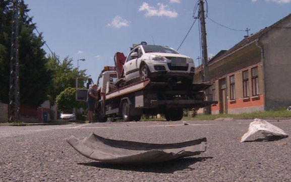 Rosszul lett egy buszsofőr - három autót összetört Esztergomban