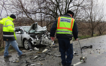 Újabb halálos baleset a térségben - három autó ütközött, sok a sérült