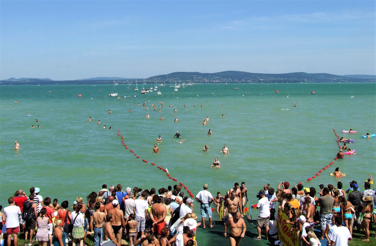 Elhalasztották a hétvégi Balaton-átúszást