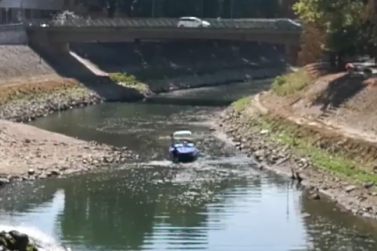 Olyan kicsi a Kis-Duna, hogy elakadt egy motorcsónak - VIDEÓ