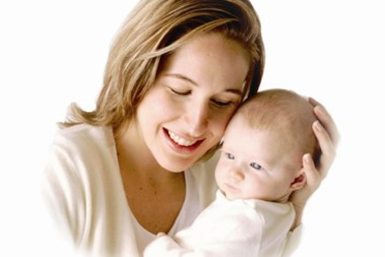 Kiderült, hogy miért ringatják inkább baloldalt az újszülöttjüket az anyák