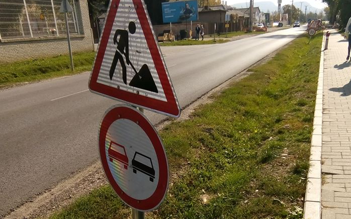 Végre helyesen kitették a táblát, erre valaki kidönti