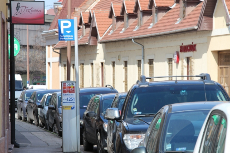 Ingyenes legyen vagy ne? Kérdőív az esztergomi parkolási rendszerről