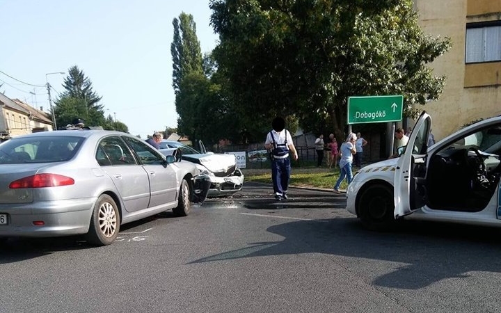 Két autó ütközött a Terézia és Petőfi utca kereszteződésében