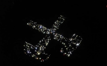 Több százan álltak össze egy sötétben világító bányász logóként - VIDEÓ