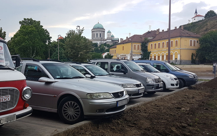 Hamarosan megvehetők az esztergomi parkolóbérletek