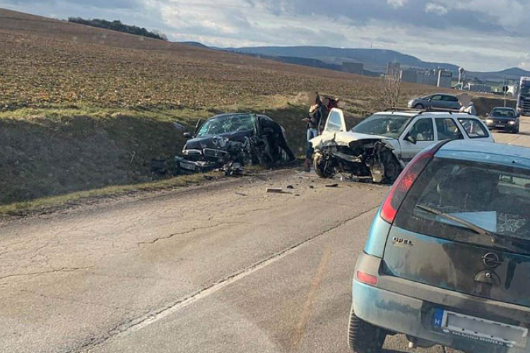 Frontális baleset történt Szomornál