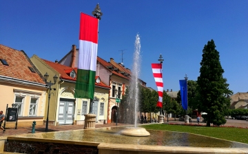 Újra zászlódíszben a Széchenyi tér