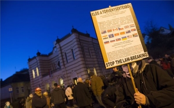 „Takarodj, te náci gyilkos a zsinagógából” – tüntetés a Jobbik fóruma ellen