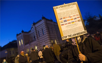 „Takarodj, te náci gyilkos a zsinagógából” – tüntetés a Jobbik fóruma ellen