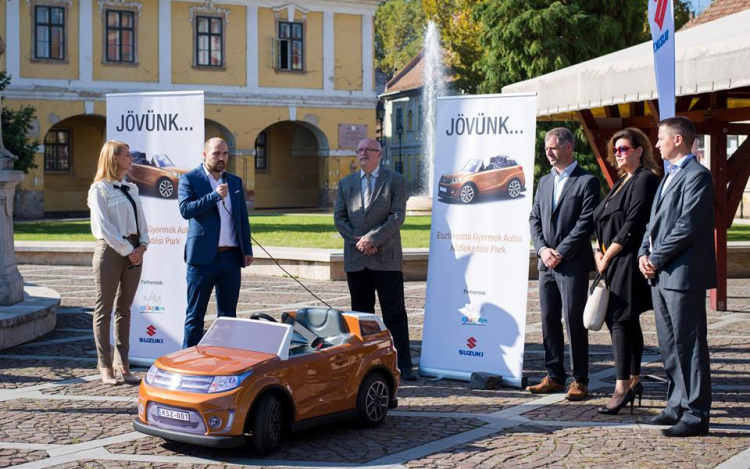 Bemutatták a leendő gyerek KRESZ-park első kisautóját Esztergomban