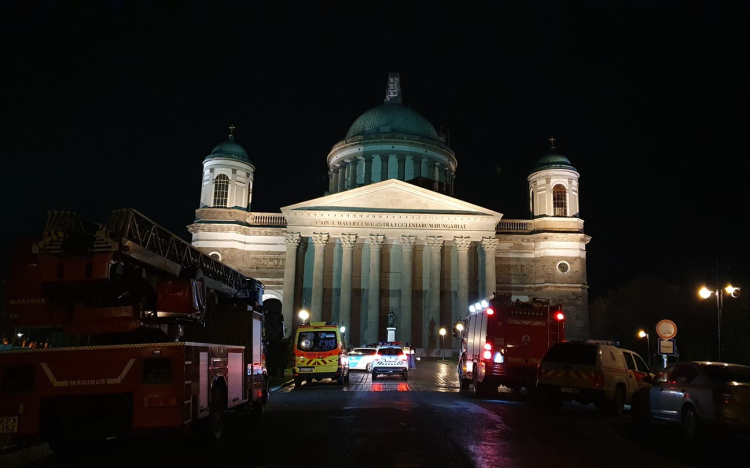 Bombariadó a Bazilikánál