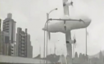 Hitetetlen videó: így zuhant le ma egy tajvani repülő 