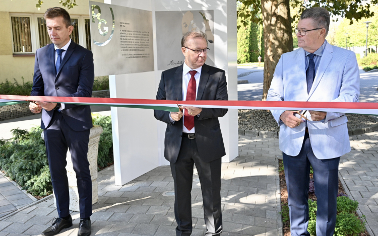 Emlékművet avattak Dorogon Richter Gedeon gyáralapító születésének 150. évfordulóján