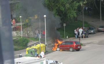 Kigyulladt és lángolt egy autó Esztergomban a Bánomin