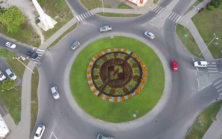 Ilyenek a virágos körfogalmak felülről Esztergomban - VIDEÓK